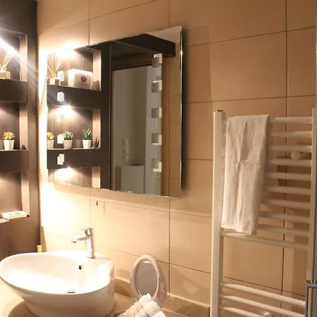 Beautiful Luxurious Family Apartment In Koukaki-2